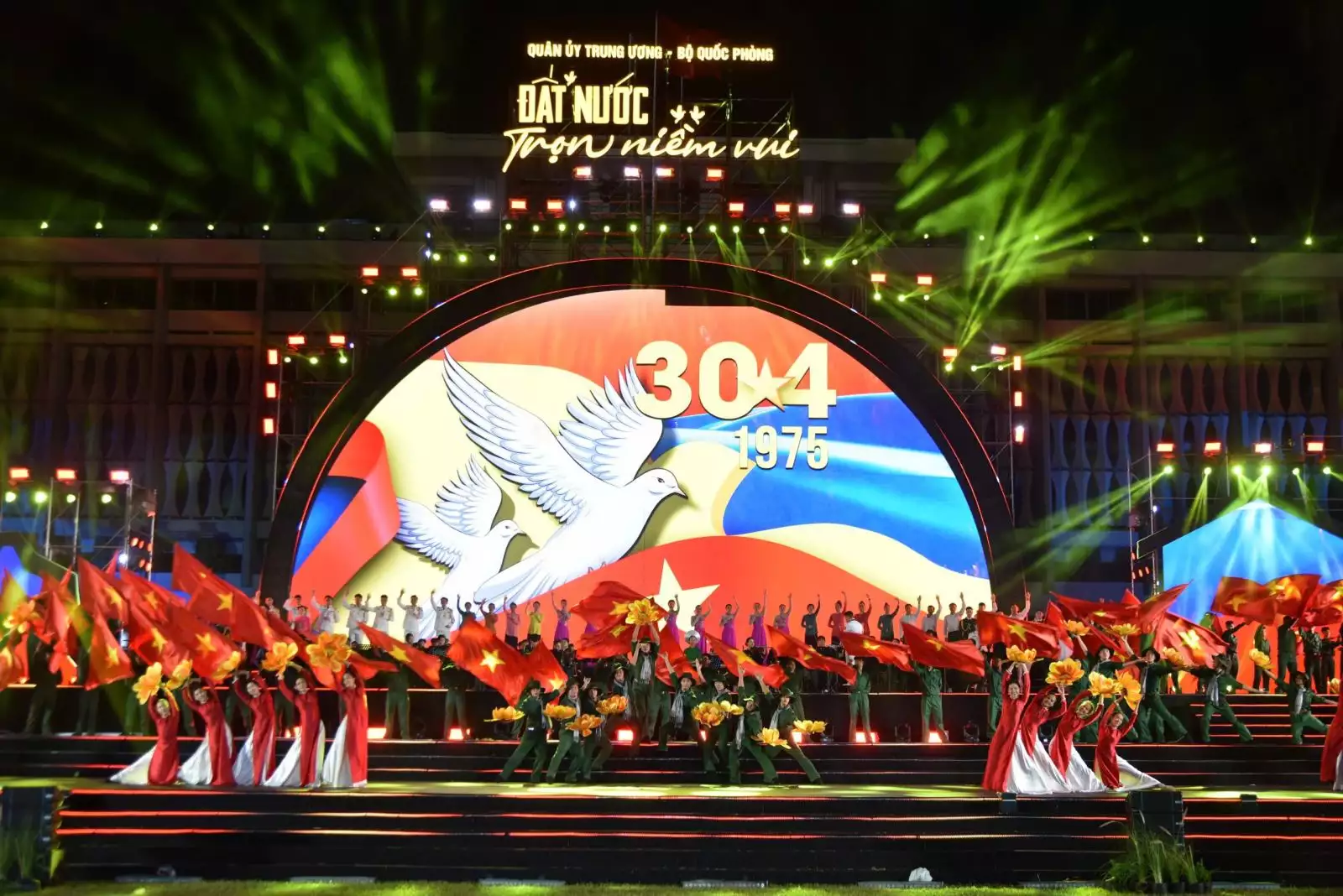 Célébration de la Journée de Réunification du Vietnam 